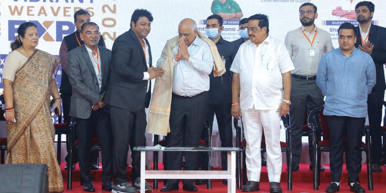 Grand Participation of Paramount Looms At the Vibrant Weavers